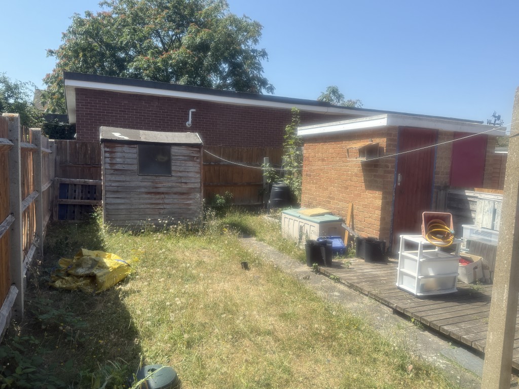 Lot: 45 - BUNGALOW FOR IMPROVEMENT - Rear Garden at Bungalow in Need of Improvement